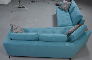 Γωνιακός καναπές mod. C500 TABLE σε παραλλαγή με λοξή γωνία πλάτης.